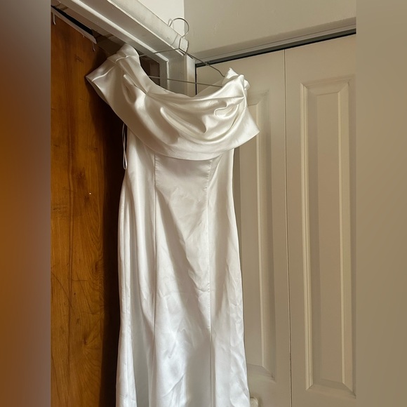 MESHKI SAOSIRE Satin Wedding Gown Size Medium - Picture 5 of 7